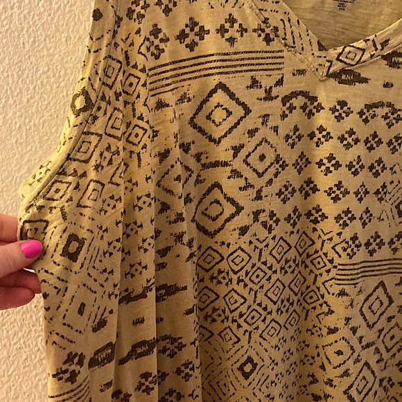 Free w Bundle! Sonoma tribal print v-neck tank top - Picture 2 of 3